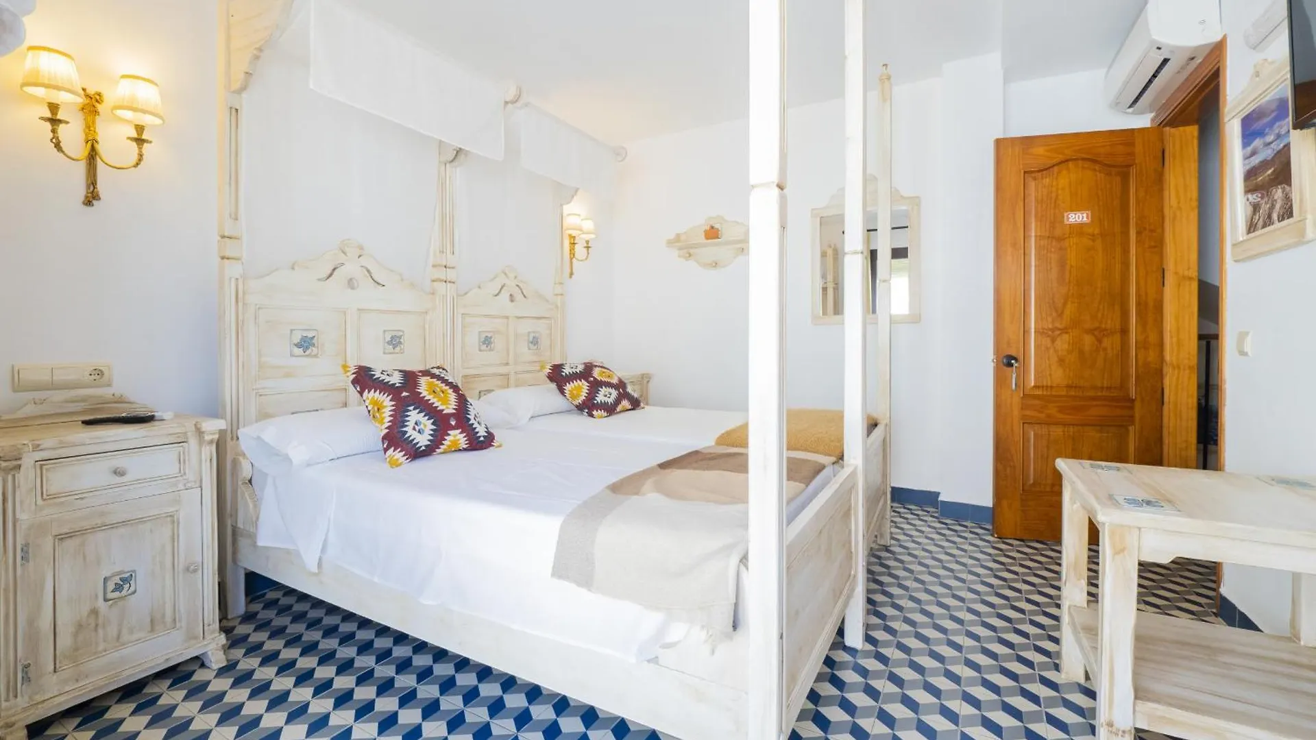 Cubo'S Hostal La Plaza Room 201 With Breakfast Tolox 0*,